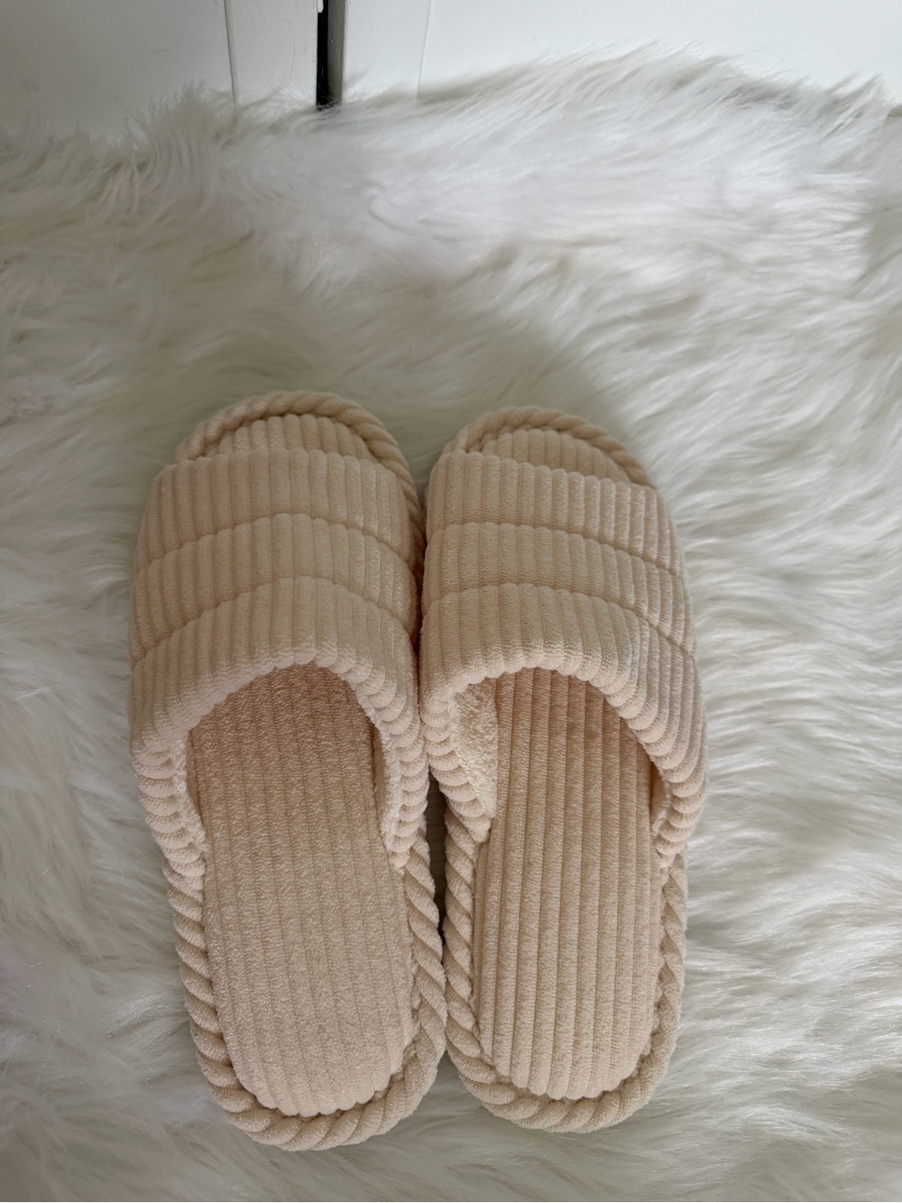Amazon Essentials Ribbed Slide Slippers in Light Beige - Picture 2 of 4